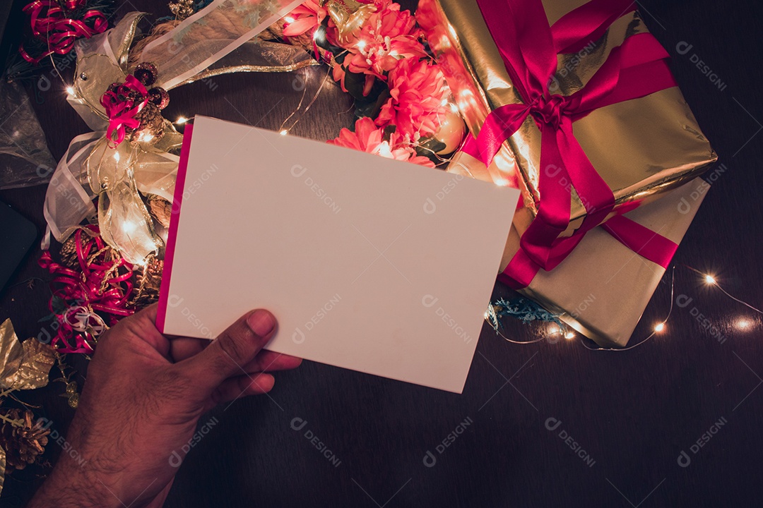 Vários presentes de natal e ano novo de enfeites feitos à mão em uma mesa de madeira.