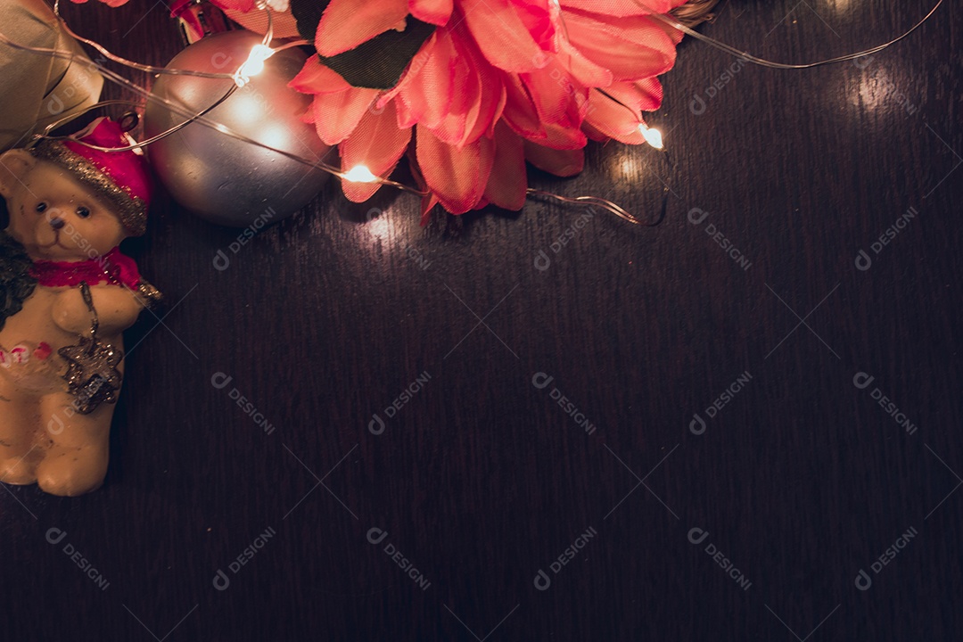 Vários presentes de natal e ano novo de enfeites feitos à mão em uma mesa de madeira.