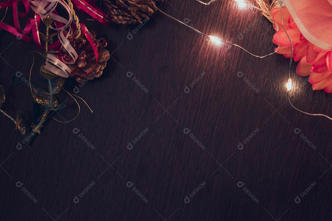 Vários presentes de natal e ano novo de enfeites feitos à mão em uma mesa de madeira.