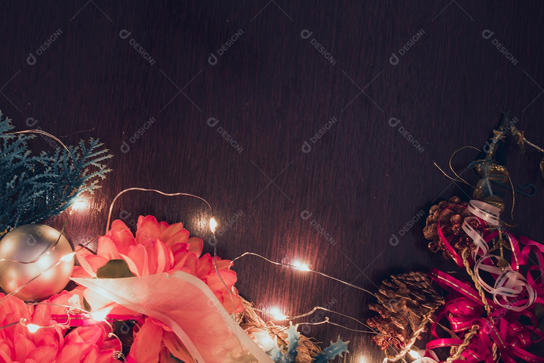 Vários presentes de natal e ano novo de enfeites feitos à mão em uma mesa de madeira.