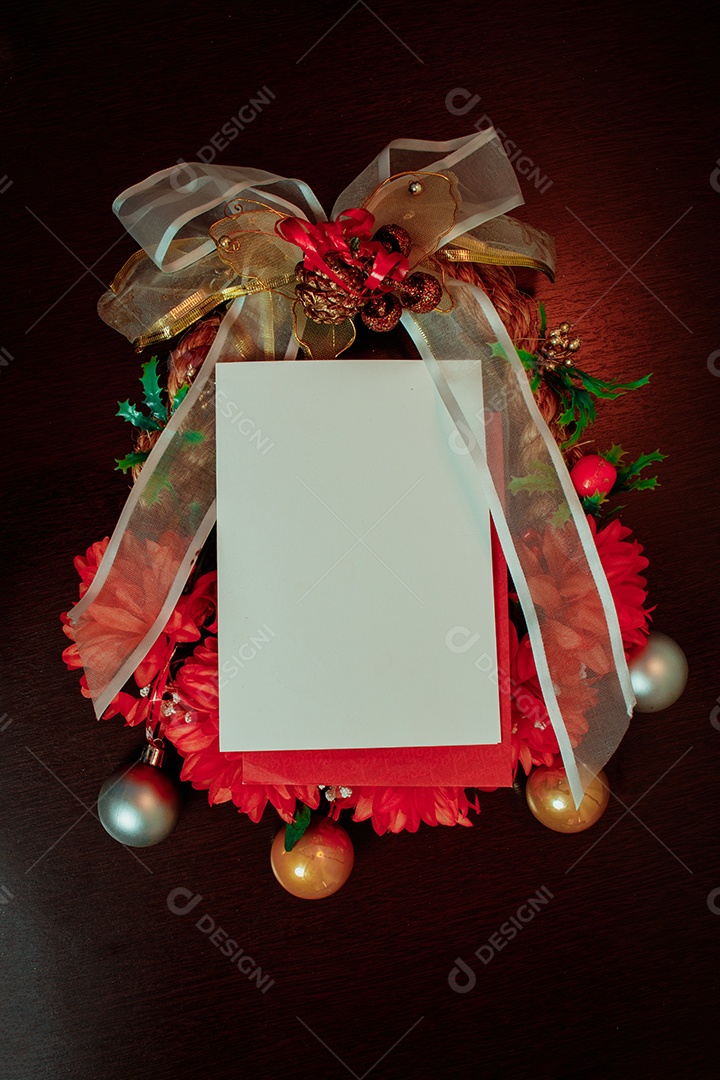 Vários presentes de natal e ano novo de enfeites feitos à mão em uma mesa de madeira.