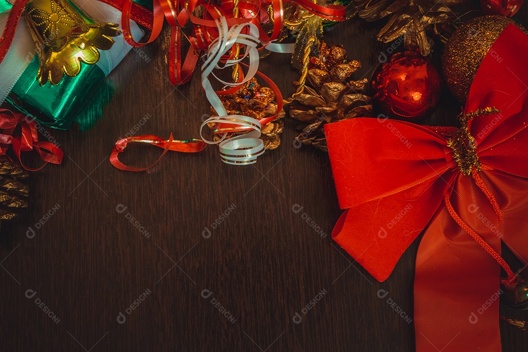 Vários presentes de natal e ano novo de enfeites feitos à mão em uma mesa de madeira.