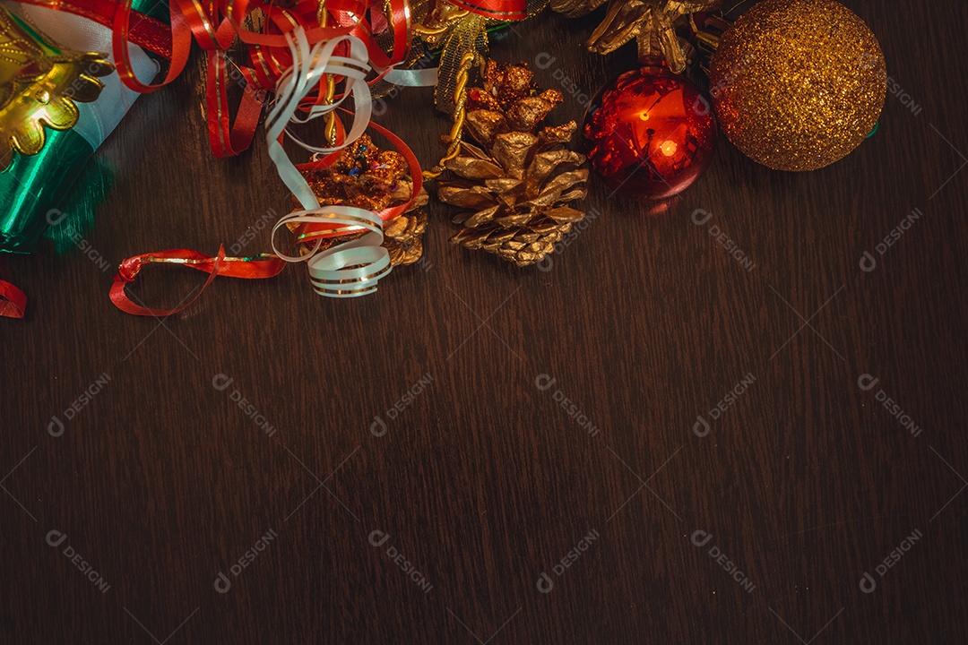 Vários presentes de natal e ano novo de enfeites feitos à mão em uma mesa de madeira.