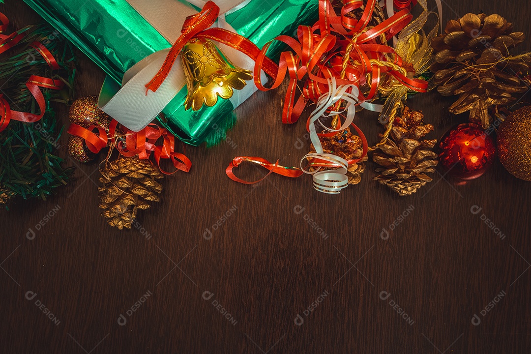 Vários presentes de natal e ano novo de enfeites feitos à mão em uma mesa de madeira.