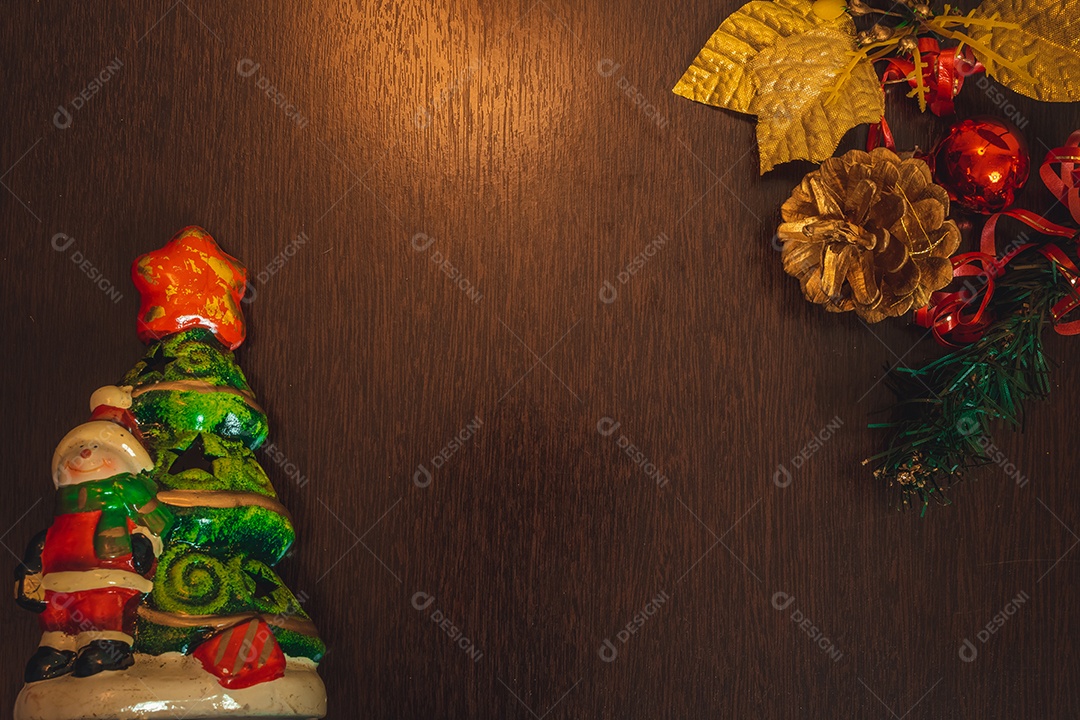 Vários presentes de natal e ano novo de enfeites feitos à mão em uma mesa de madeira.