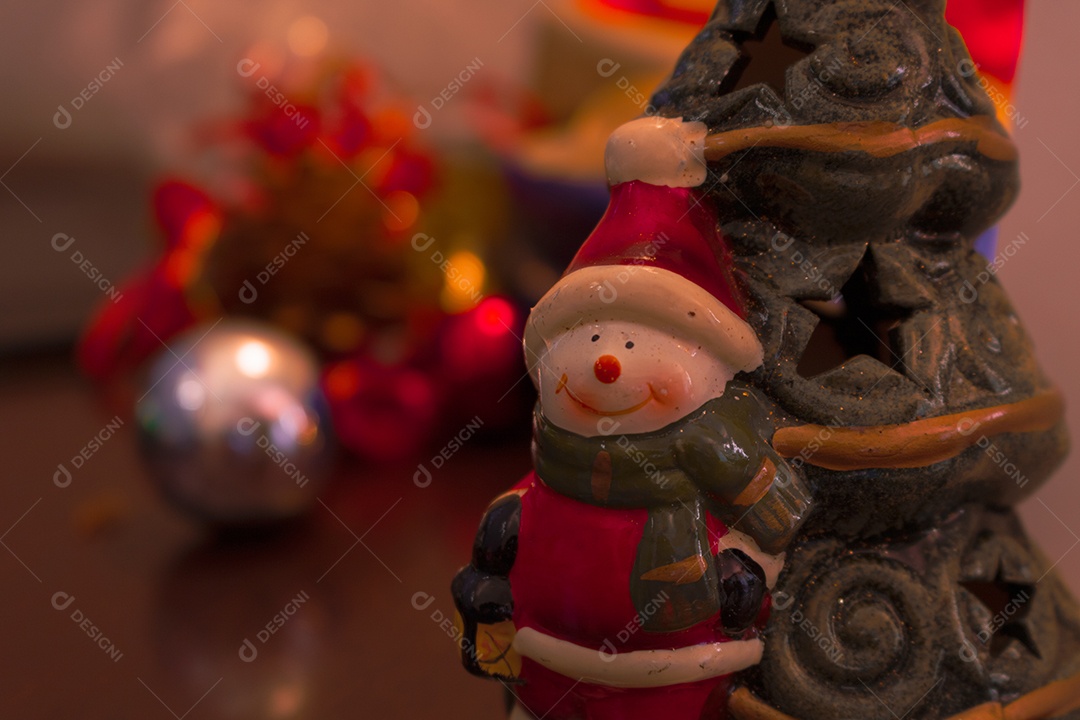 Papai Noel no fundo desfocado do Natal. Cartão em branco para texto.