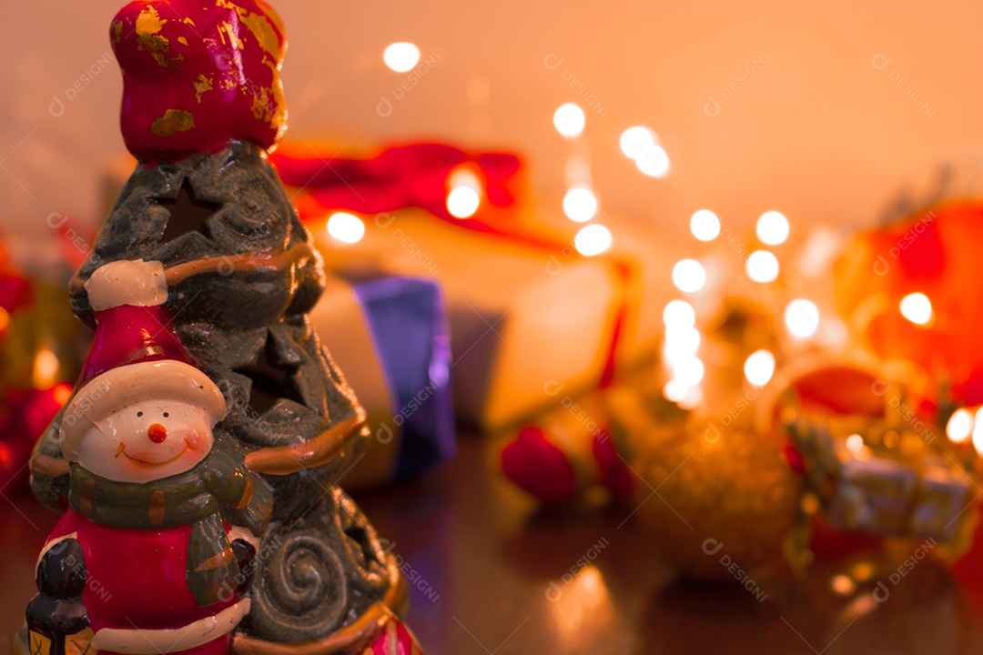 Papai Noel no fundo desfocado do Natal. Cartão em branco para texto.