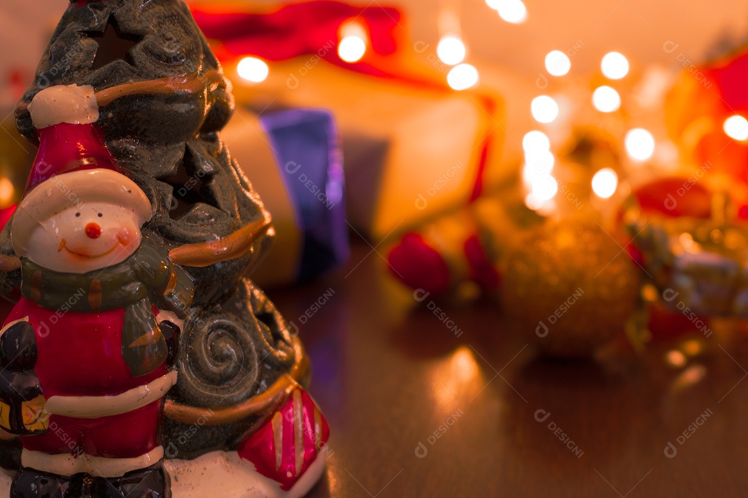 Papai Noel no fundo desfocado do Natal. Cartão em branco para texto.