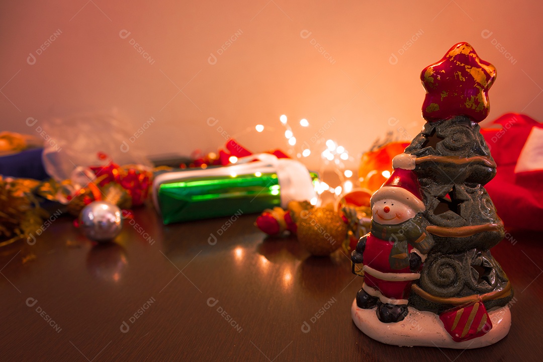 Papai Noel no fundo desfocado do Natal. Cartão em branco para texto.