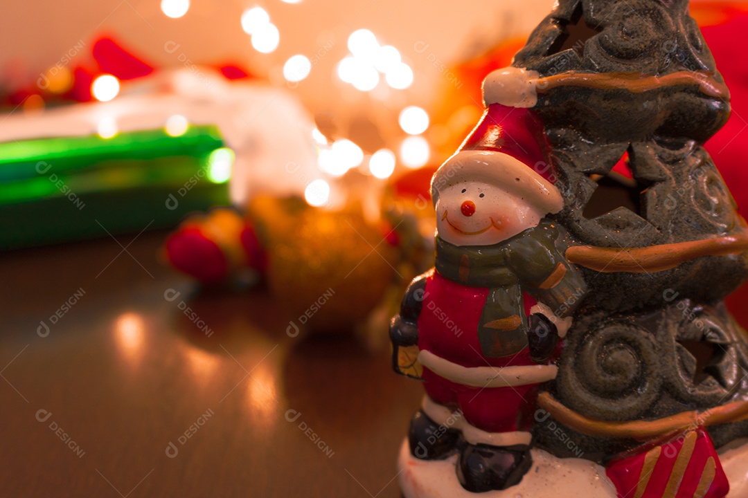 Papai Noel no fundo desfocado do Natal. Cartão em branco para texto.