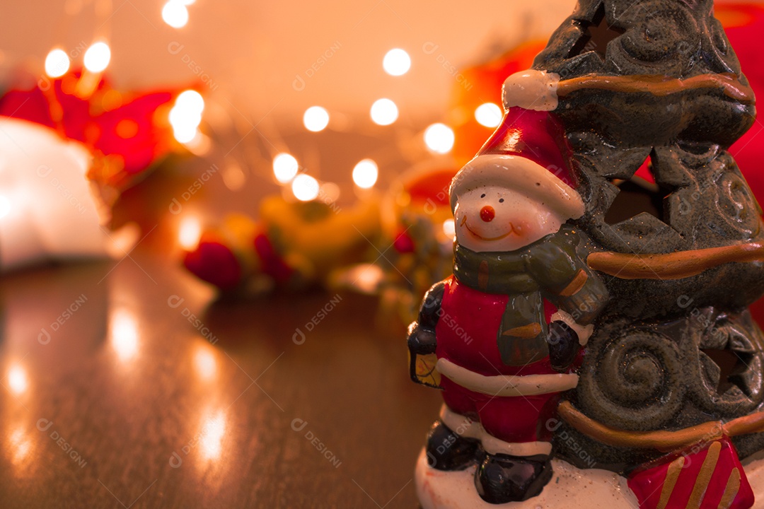 Papai Noel no fundo desfocado do Natal. Cartão em branco para texto.