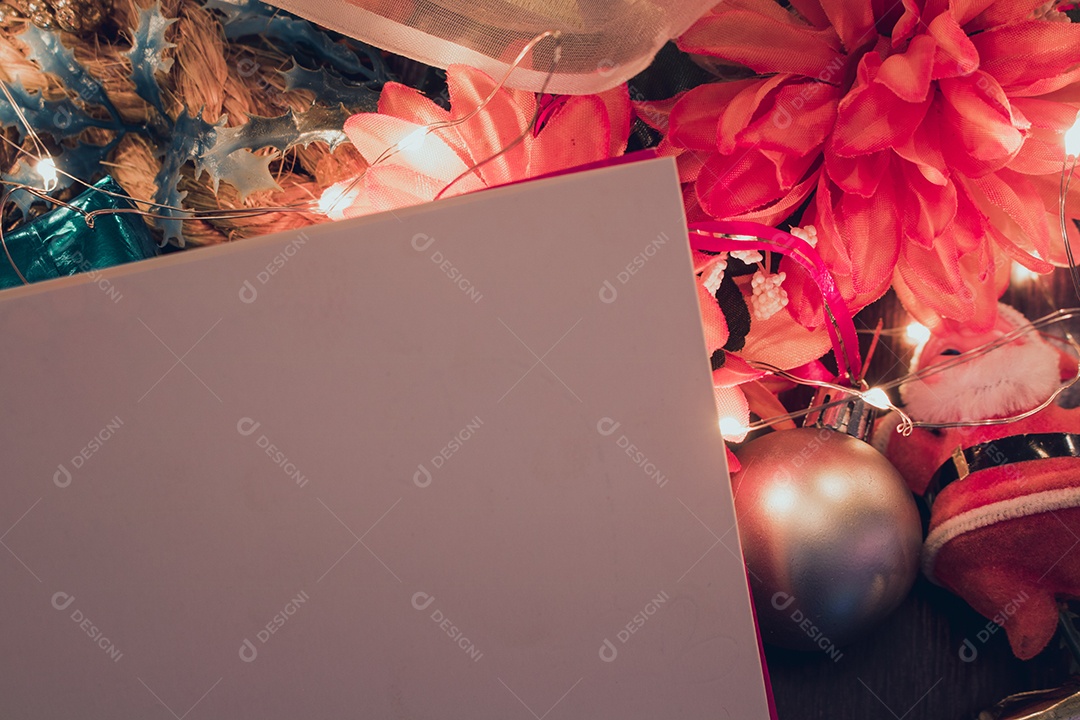 Cartão em branco de Natal com fundo desfocado com Papai Noel, presentes e enfeites de Natal. Espaço para texto.