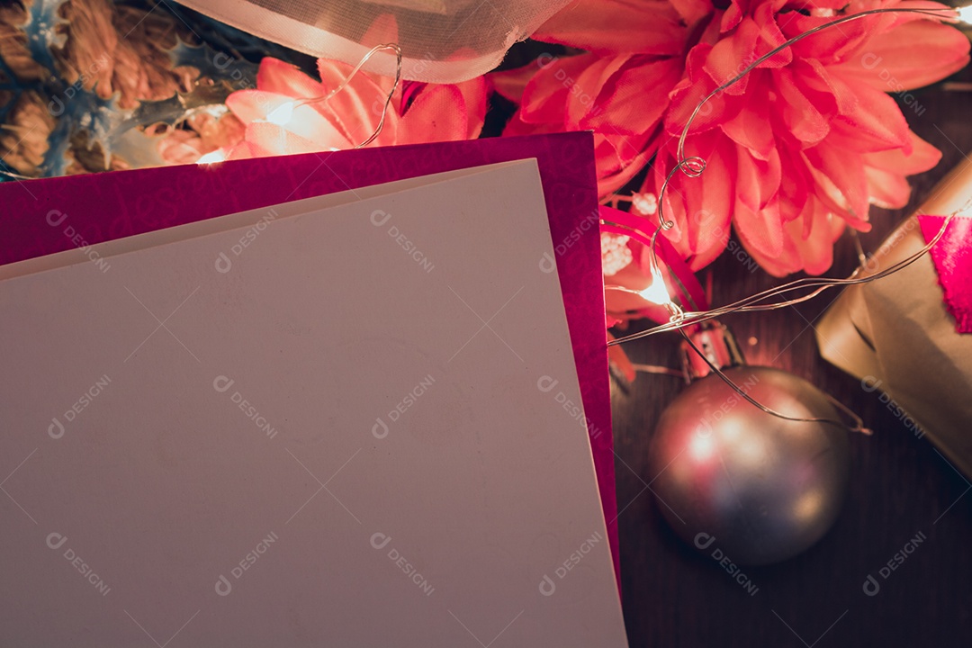 Cartão em branco de Natal com fundo desfocado com Papai Noel, presentes e enfeites de Natal. Espaço para texto.