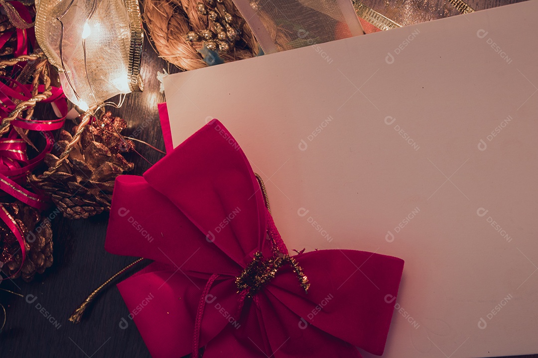 Cartão em branco de Natal com fundo desfocado com Papai Noel, presentes e enfeites de Natal. Espaço para texto.