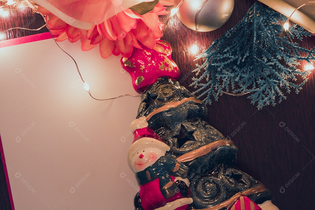 Cartão em branco de Natal com fundo desfocado com Papai Noel, presentes e enfeites de Natal. Espaço para texto.