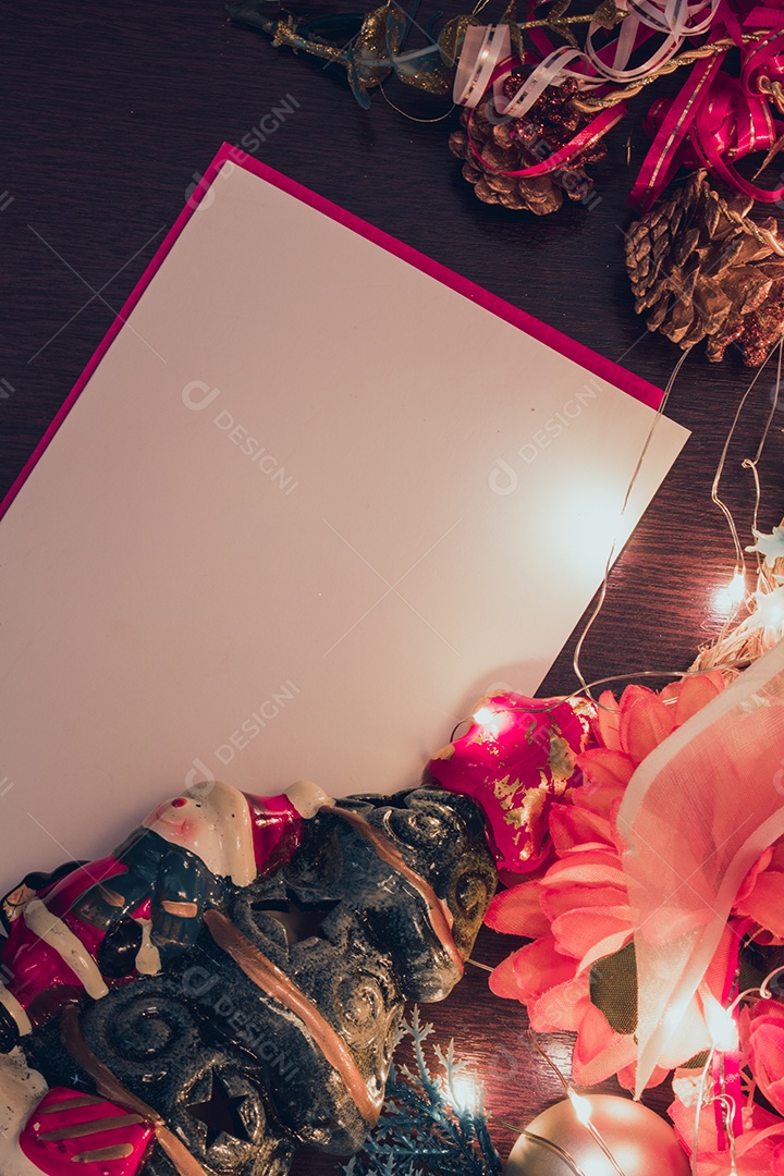 Cartão em branco de Natal com fundo desfocado com Papai Noel, presentes e enfeites de Natal. Espaço para texto.