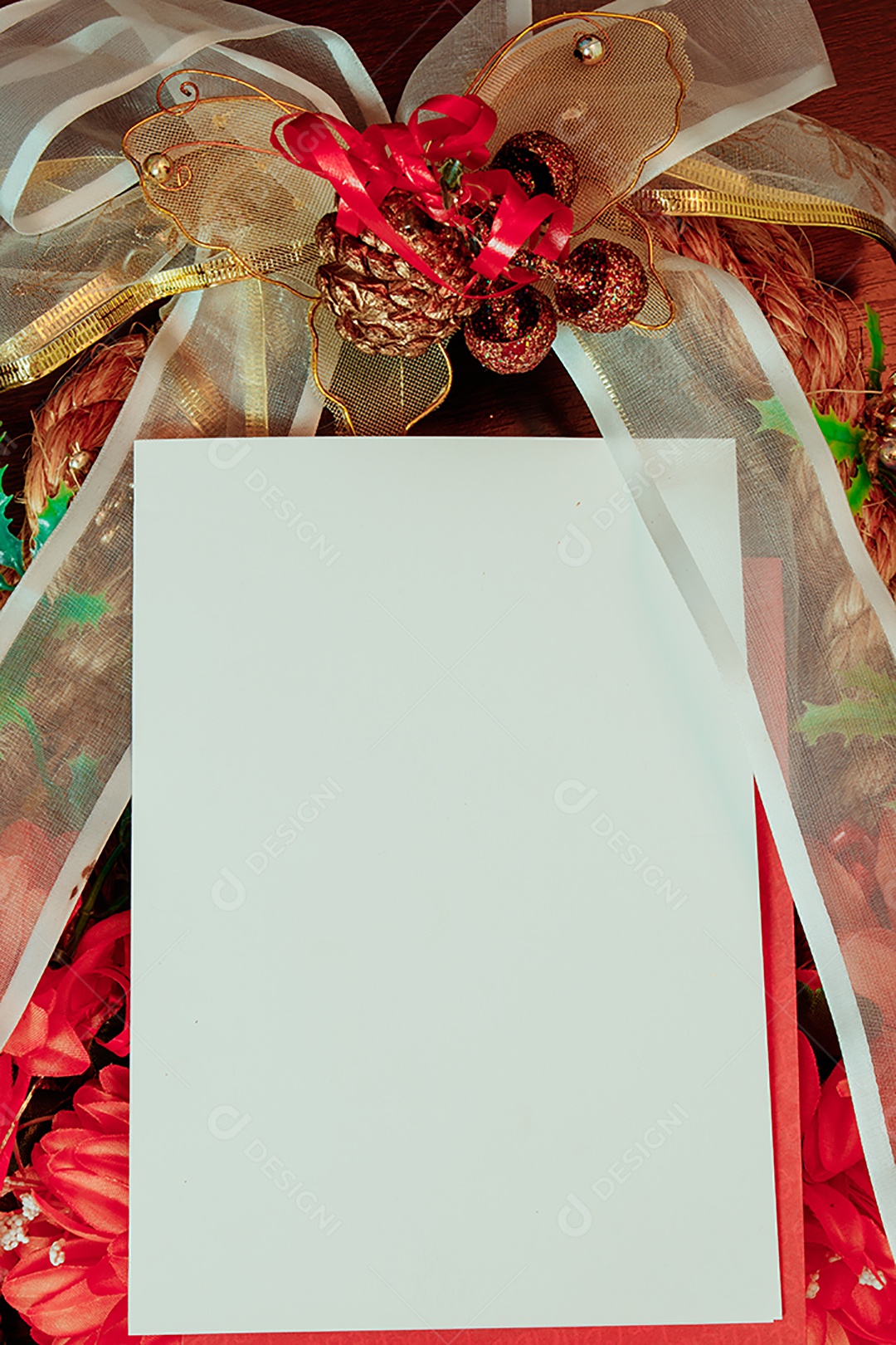 Cartão em branco de Natal com fundo desfocado com Papai Noel, presentes e enfeites de Natal. Espaço para texto.