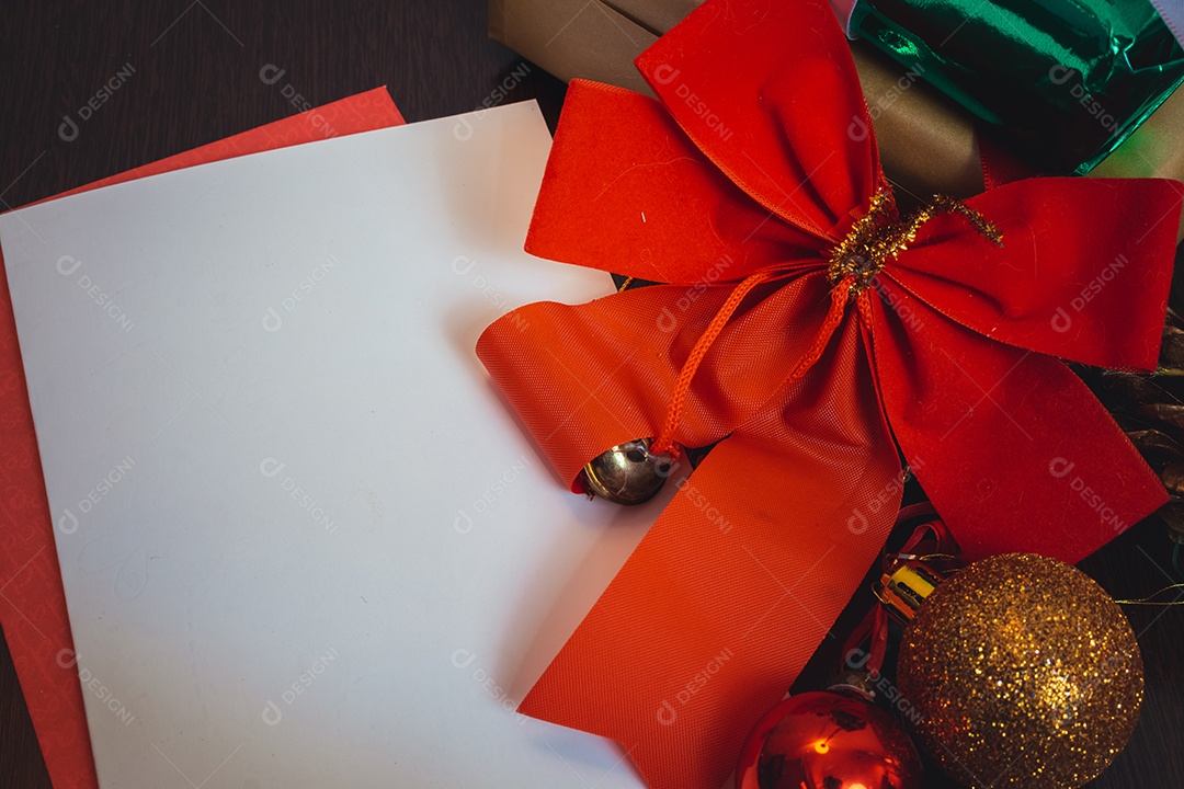 Cartão em branco de Natal com fundo desfocado com Papai Noel, presentes e enfeites de Natal. Espaço para texto.