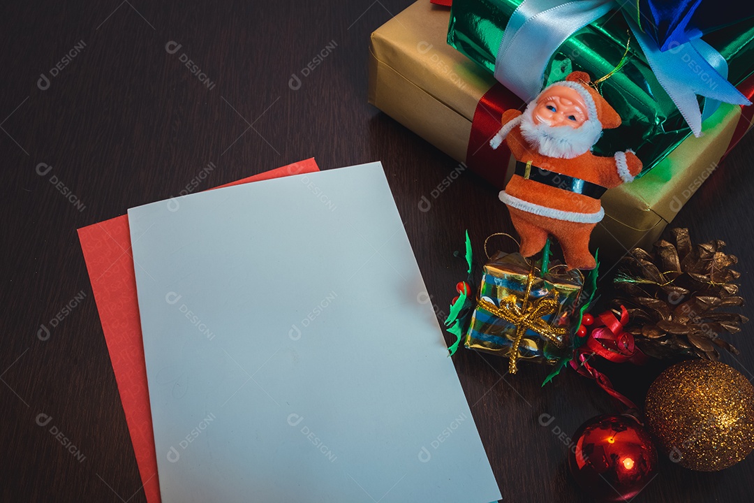 Cartão em branco de Natal com fundo desfocado com Papai Noel, presentes e enfeites de Natal. Espaço para texto.