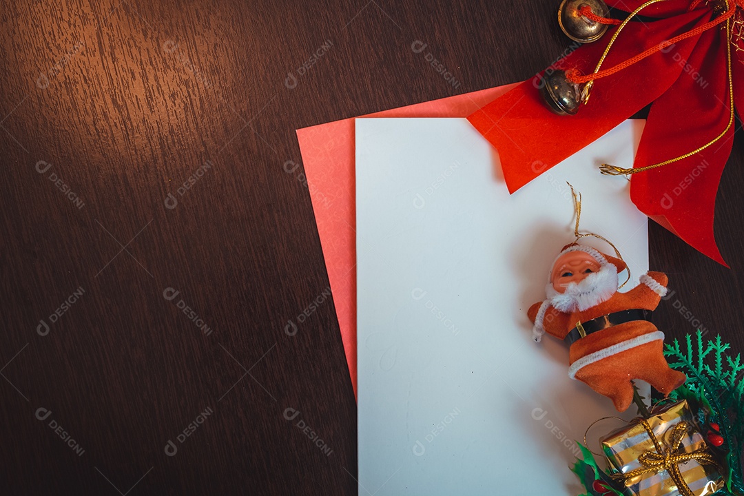 Cartão em branco de Natal com fundo desfocado com Papai Noel, presentes e enfeites de Natal. Espaço para texto.