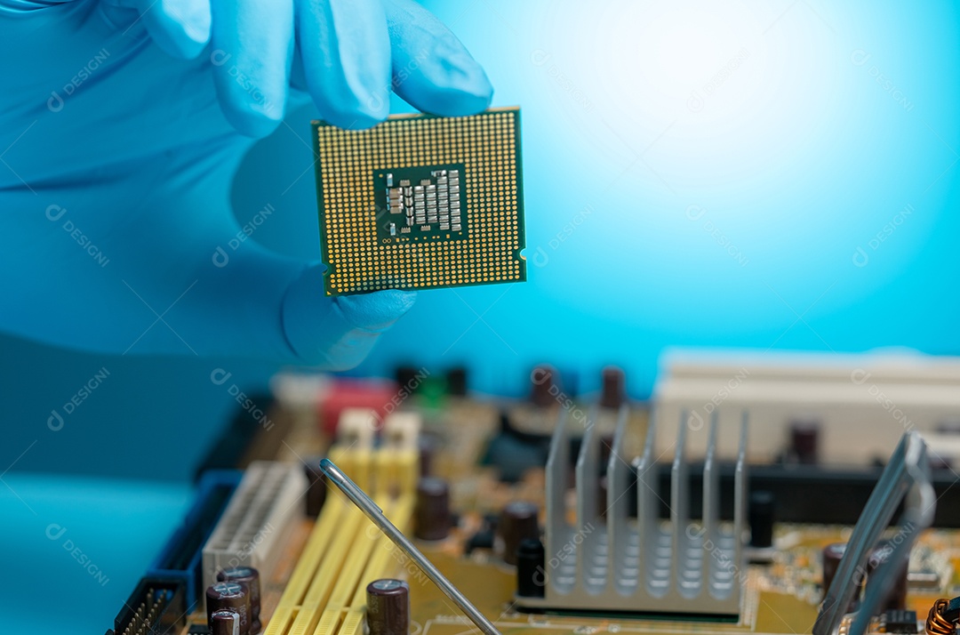 Mão de engenheiro eletrônico segurando o chip de computador.