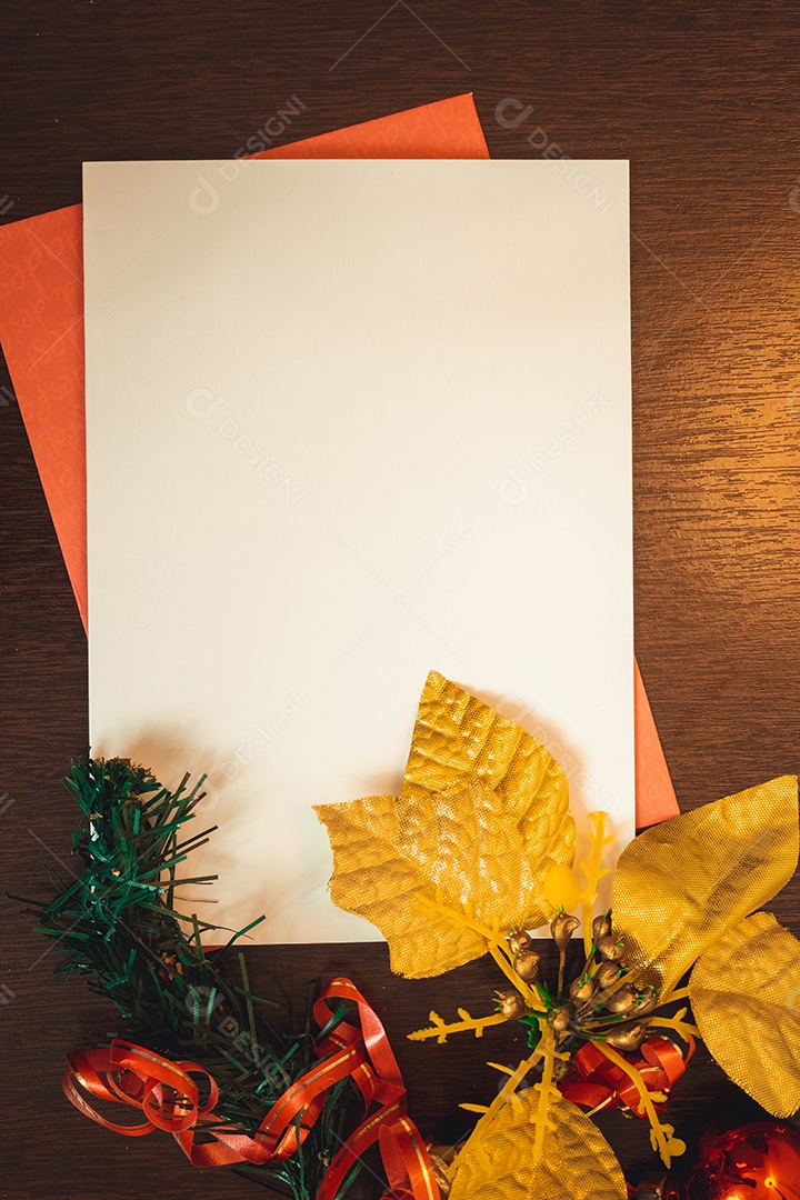 Cartão em branco de Natal com fundo desfocado com Papai Noel, presentes e enfeites de Natal. Espaço para texto.