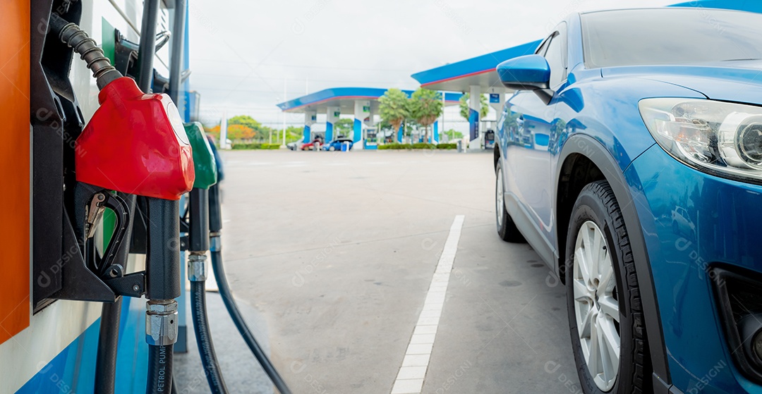 Carro SUV de luxo azul abastecendo no posto de gasolina.