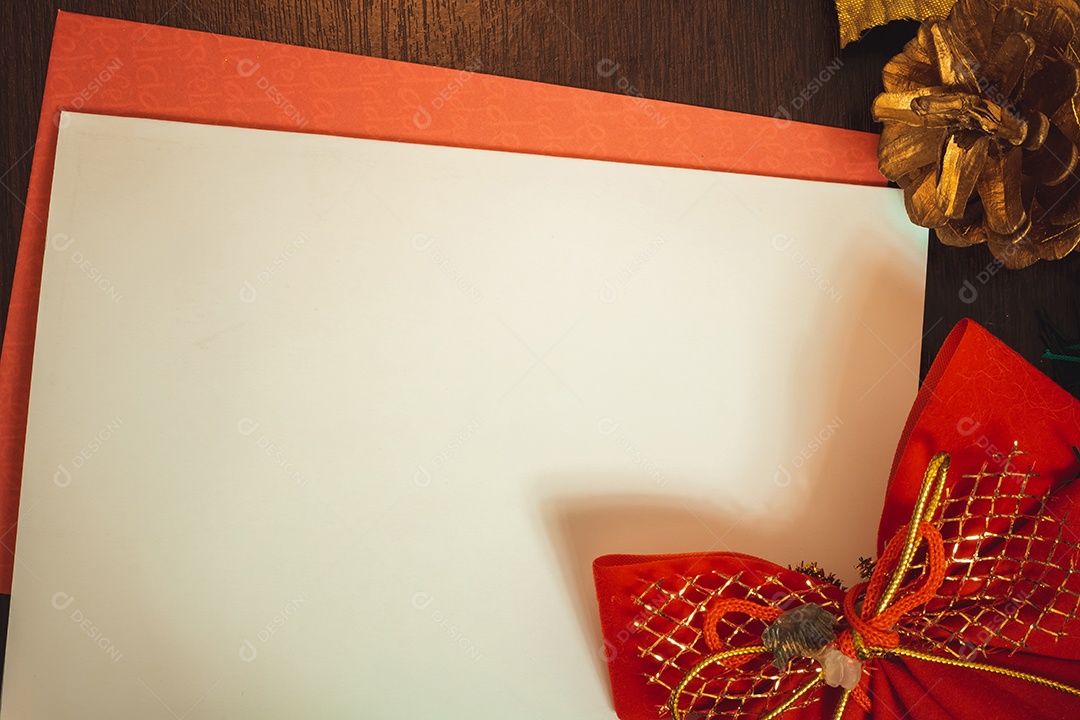 Cartão em branco de Natal com fundo desfocado com Papai Noel, presentes e enfeites de Natal. Espaço para texto.