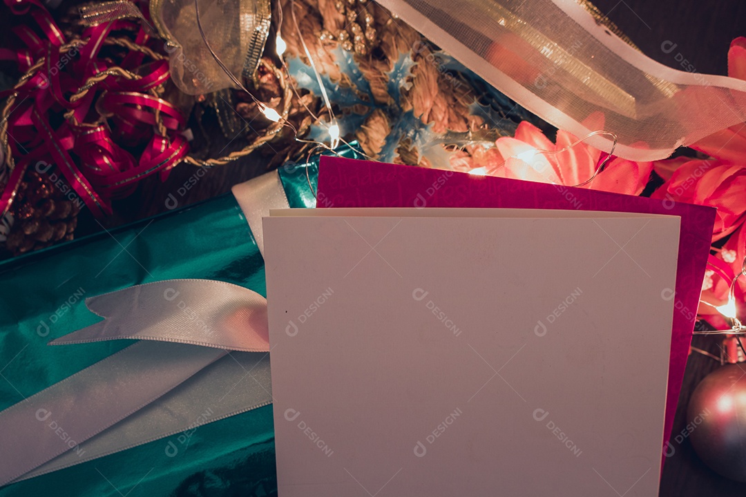 Cartão em branco de Natal com fundo desfocado com Papai Noel, presentes e enfeites de Natal. Espaço para texto.