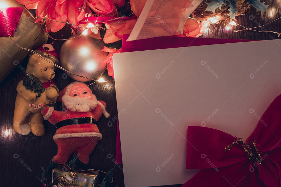 Caixa de presente de Natal. Presentes de Natal em caixas vermelhas na mesa de madeira. Postura plana com espaço de cópia.