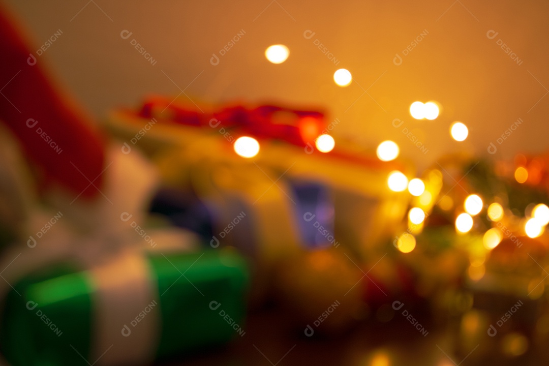 Natal turva fundo com presentes, enfeites e luzes.