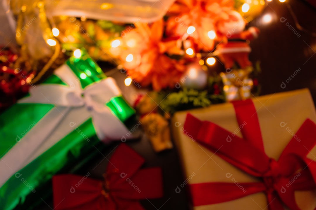 Natal turva fundo com presentes, enfeites e luzes.