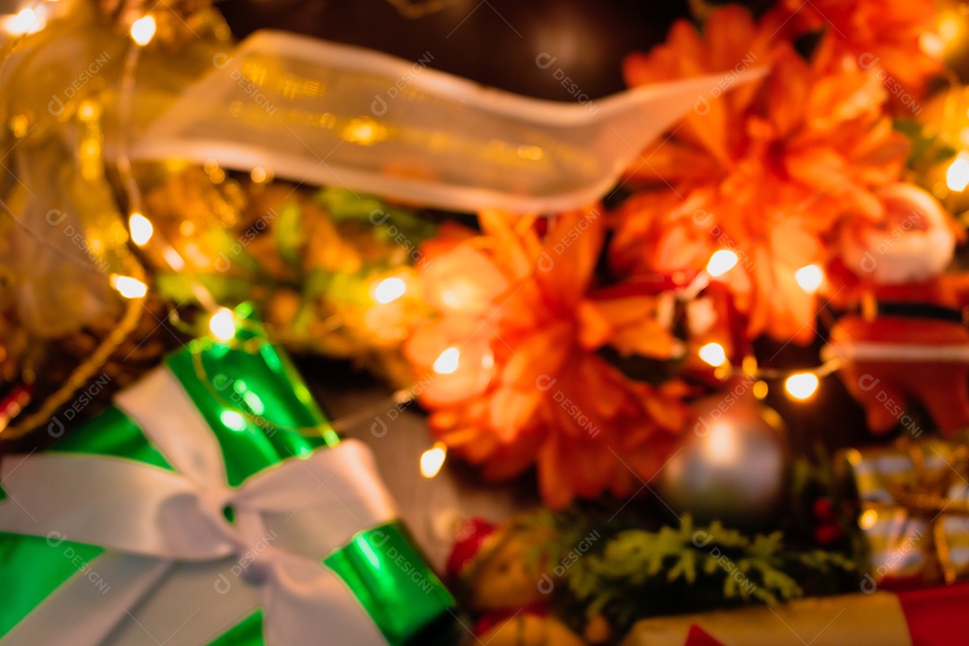 Natal turva fundo com presentes, enfeites e luzes.