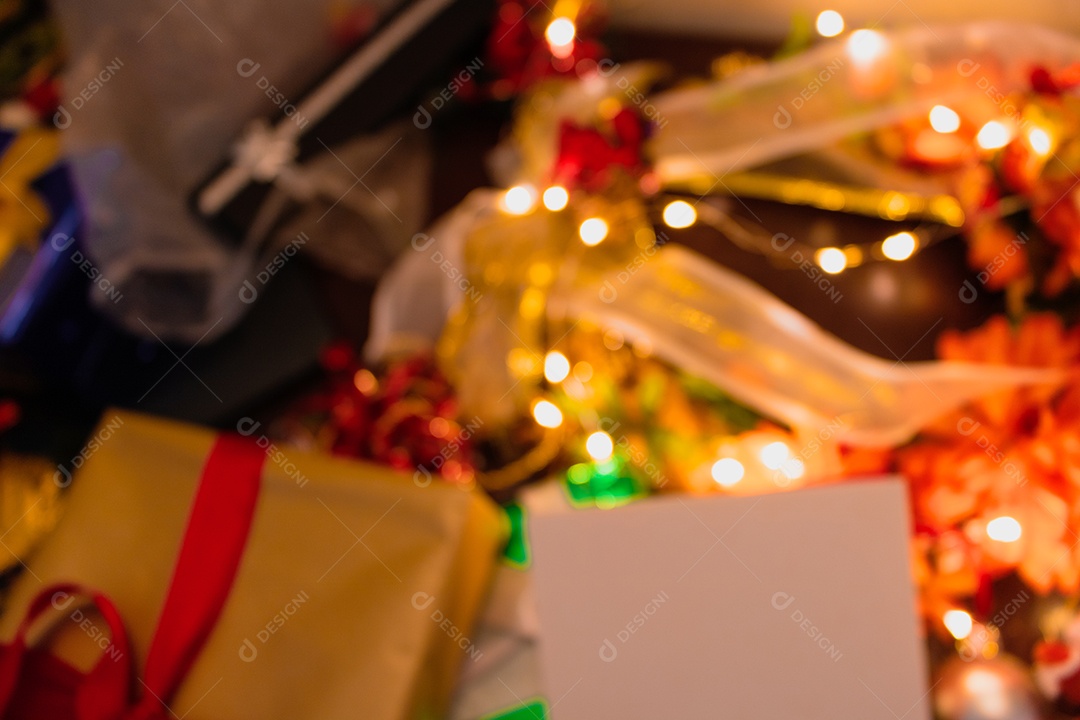 Natal turva fundo com presentes, enfeites e luzes.
