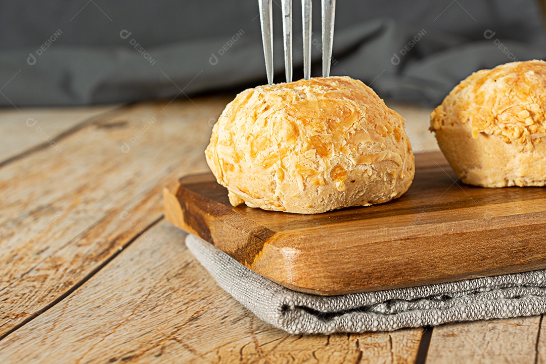 Garfo no pão de queijo, uma comida tradicional brasileira