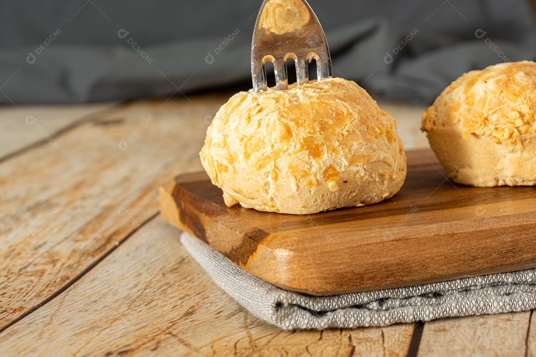 Garfo no pão de queijo, uma comida tradicional brasileira