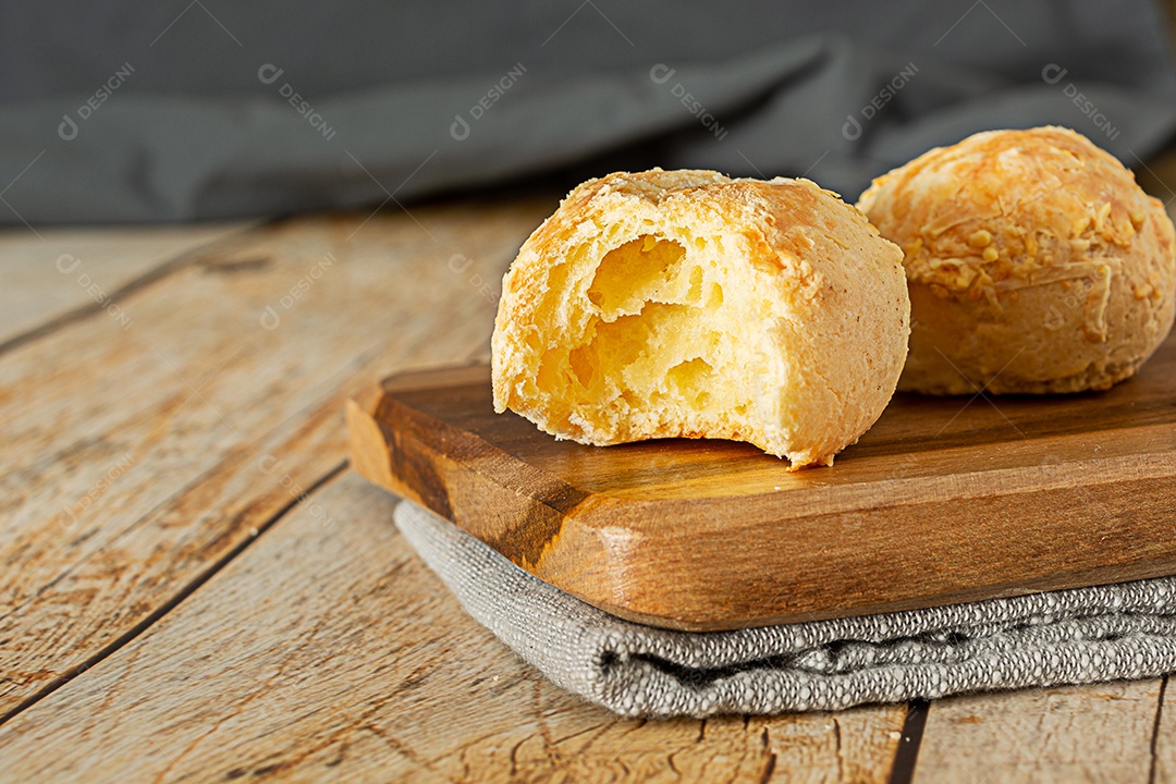 Pão de queijo mordido, uma comida tradicional brasileira
