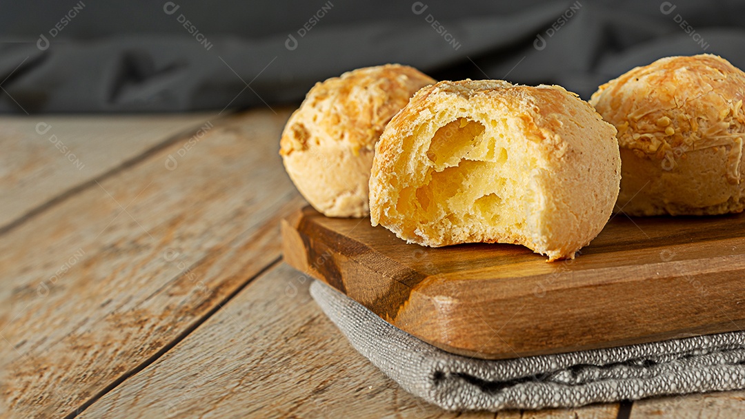 Pão de queijo mordido, uma comida tradicional brasileira