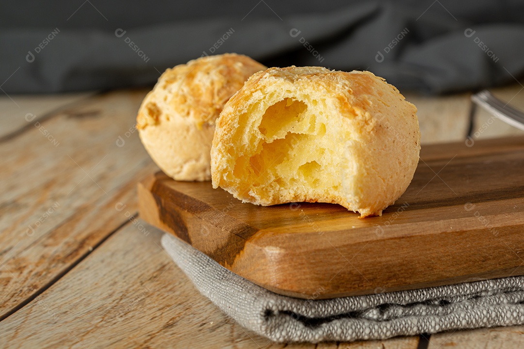 Pão de queijo mordido, uma comida tradicional brasileira