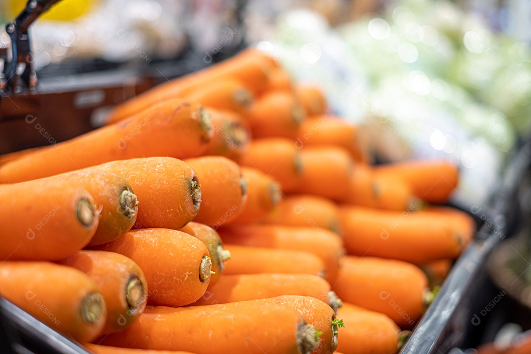 Bando de cenouras, Muitas cenouras laranja colocadas em uma prateleira preta