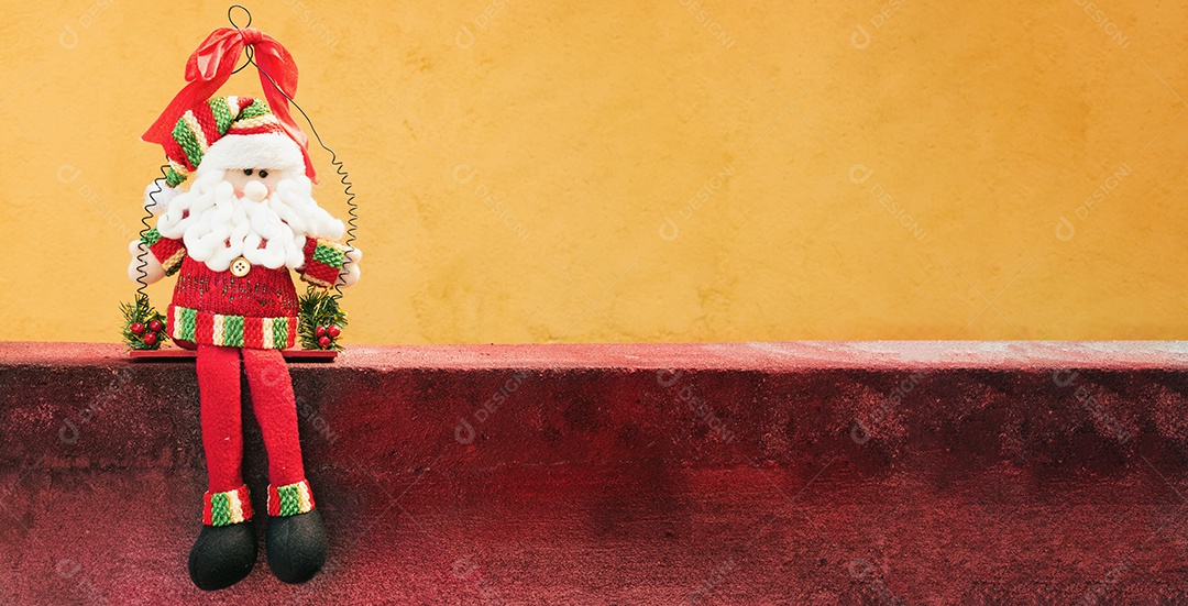 Boneca de Papai Noel e cartão de papel com espaço de cópia. Decorações de Natal em um fundo de cidade