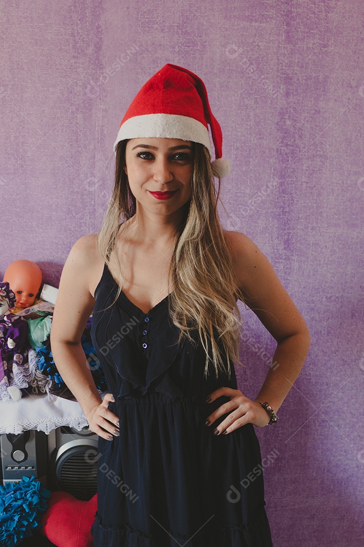 Retrato da linda e feliz Sra. Claus com chapéu de Natal. Isolado sobre um fundo roxo.