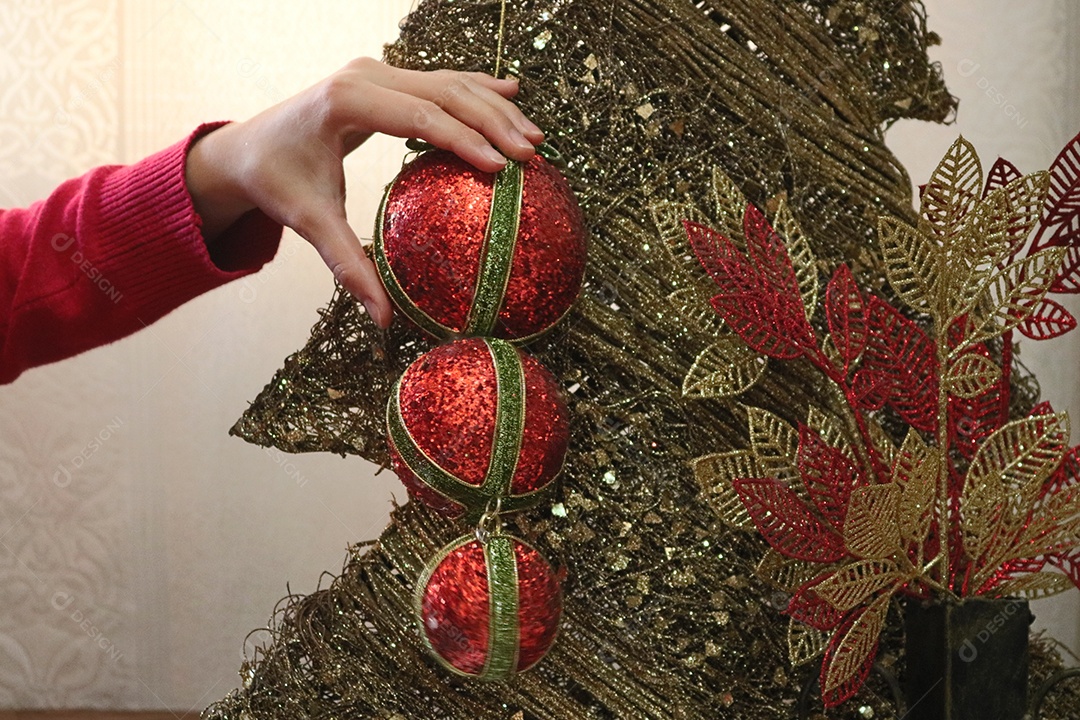 Enfeites de natal para um lindo cartão de feliz natal ou carta convite. Fundo de bola de árvore de galho de Natal. Imagem do conceito. Espaço para texto.