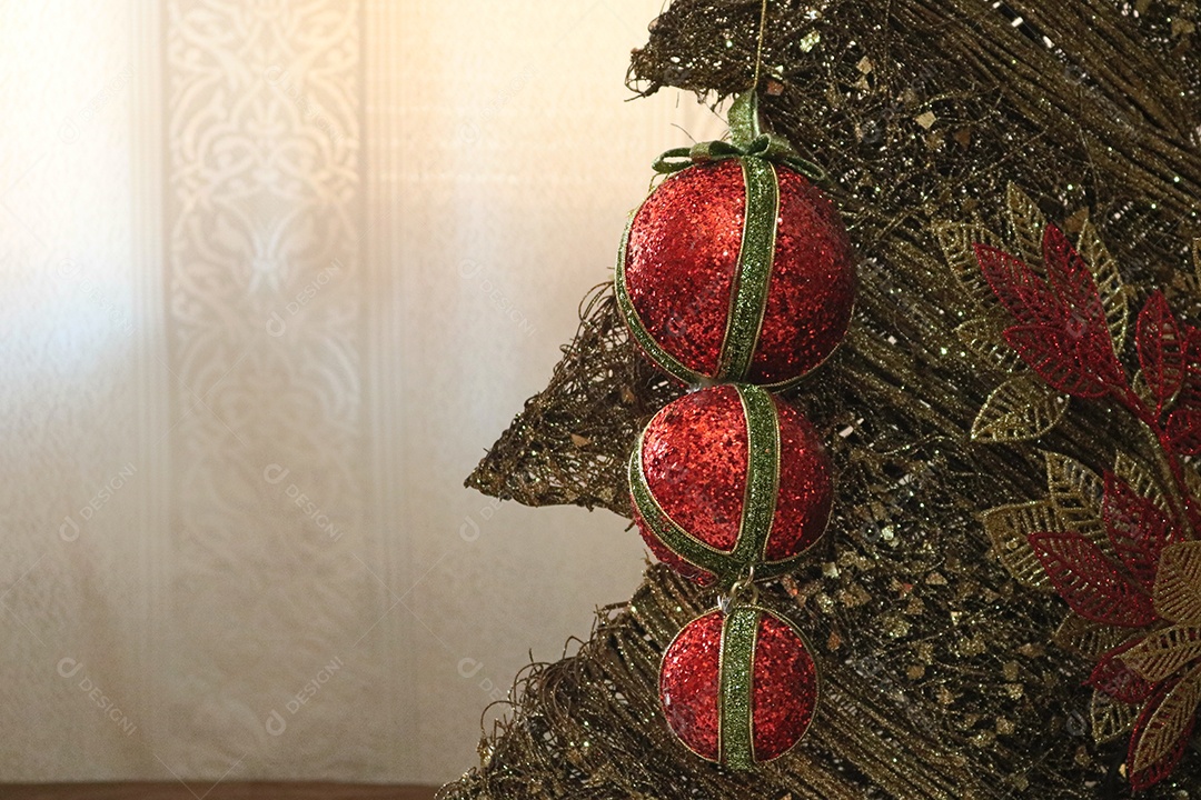 Enfeites de natal para um lindo cartão de feliz natal ou carta convite. Fundo de bola de árvore de galho de Natal. Imagem do conceito. Espaço para texto.