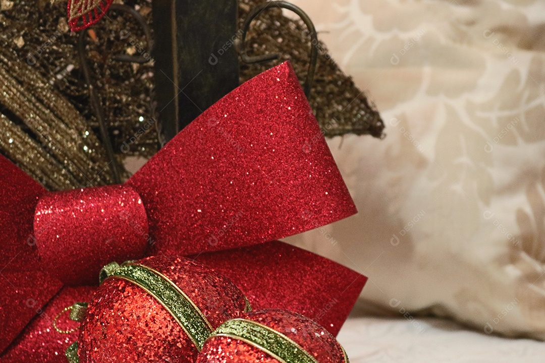 Enfeites de natal para um lindo cartão de feliz natal ou carta convite. Fundo de bola de árvore de galho de Natal. Imagem do conceito. Espaço para texto.