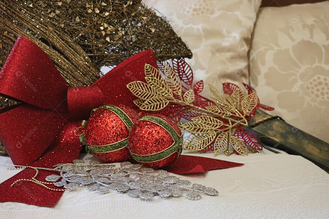 Enfeites de natal para um lindo cartão de feliz natal ou carta convite. Fundo de bola de árvore de galho de Natal. Imagem do conceito. Espaço para texto.