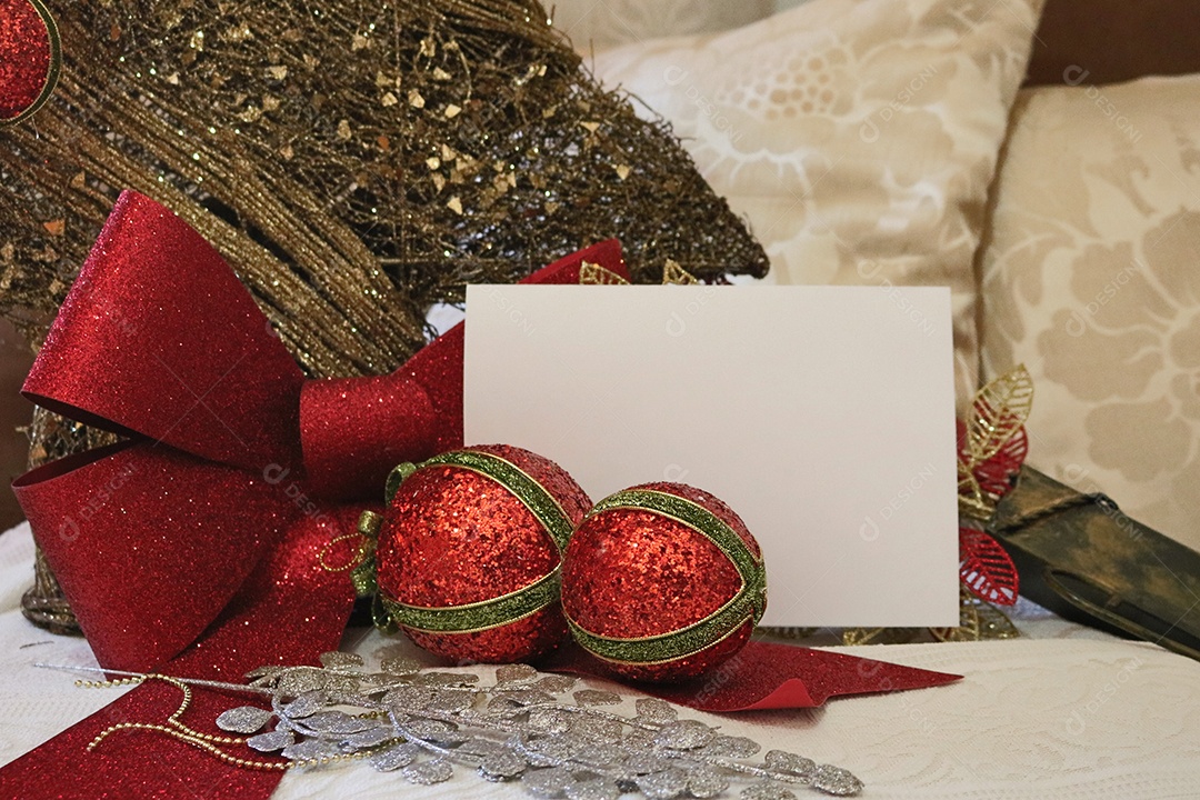 Enfeites de natal para um lindo cartão de feliz natal ou carta convite. Fundo de bola de árvore de galho de Natal. Imagem do conceito. Espaço para texto.