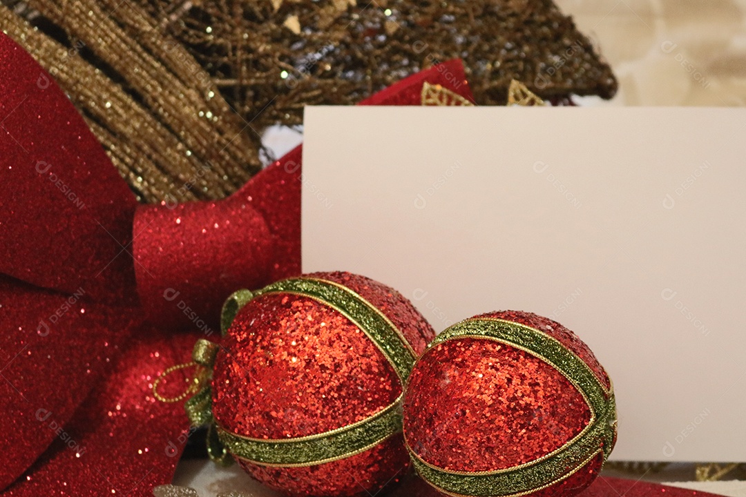 Enfeites de natal para um lindo cartão de feliz natal ou carta convite. Fundo de bola de árvore de galho de Natal. Imagem do conceito. Espaço para texto.