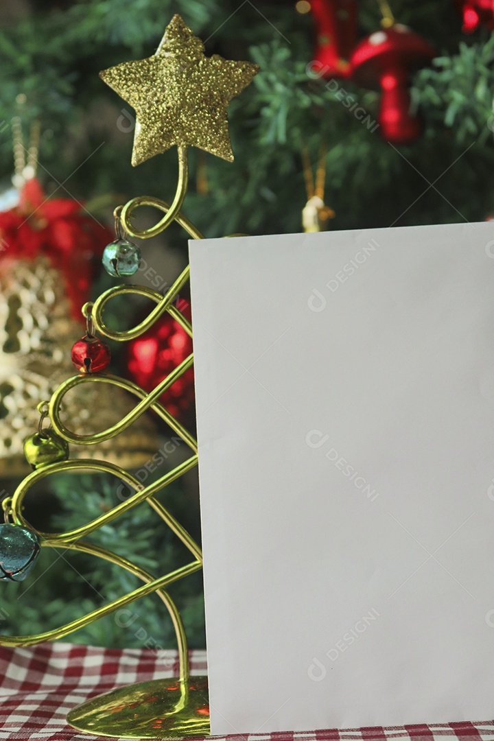 Plano de fundo do modelo de Natal com texto de espaço para carta de convite ou marketing por e-mail de entrada. Cercado por decorações do feriado.