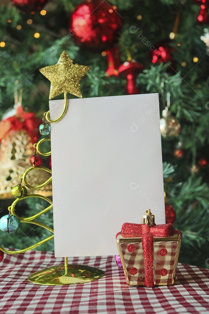 Plano de fundo do modelo de Natal com texto de espaço para carta de convite ou marketing por e-mail de entrada. Cercado por decorações do feriado.